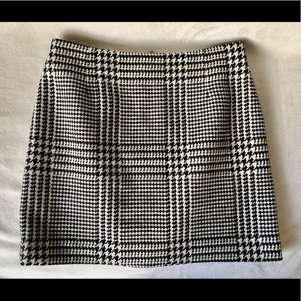SOLD - H&M Wool Blend Skirt: Black & White Houndstooth Pattern in Size 8